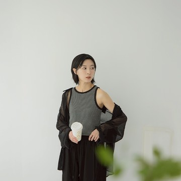 QUEENSHOP_ S 女裝 立體橫條紋緹花造型削肩背心 兩色售 現+預 【01150463】