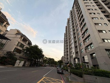 左營自由黃昏市場｜臨路12米精美車庫透天｜高雄市左營區重立路
