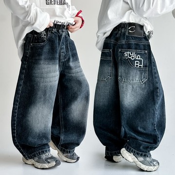 【中大男童】後口袋不規則字母牛仔寬褲