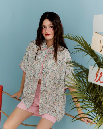 BIRUCHU ALL DAY SHIRTS：Petal Whisper 短袖襯衫，綠粉色花卉印花