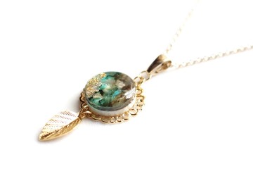 樹脂藝術 圓形圖案與葉子吊飾的墜飾・標本箱內的喜悅