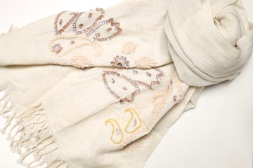 【精品禮盒】釘珠喀什米爾水煮羊毛刺繡圍巾披肩拼透紗純米白粉色