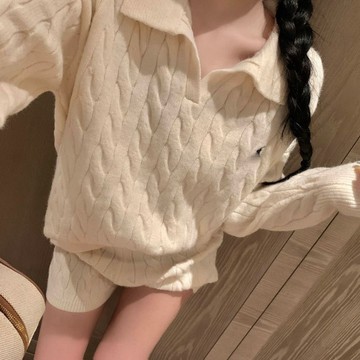 秋冬韓係套裝女 新款韓係刺繡時尚學院風麻花上衣 百搭顯瘦短褲 針織套裝 v領毛衣+短褲兩件套 時尚套裝 慵懶風毛衣