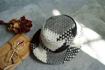 設計手作-義大利毛料黑白幾何拼接寬沿漁夫帽