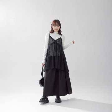 QUEENSHOP_F 女裝 V領緹花透膚細肩罩衫背心 兩色售 現+預 【01099121】