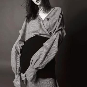 《D'Fina 時尚女裝》 多穿法 獨特V領寬鬆連身洋裝 + 不規則下擺短裙