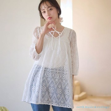 【earth music】鏤空刺繡V領綁結長版七分袖上衣