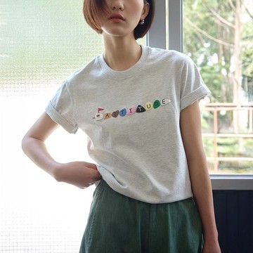 【MsMore】俏皮貪吃小龍字母印花花灰圓領短袖T恤短版上衣# 124805