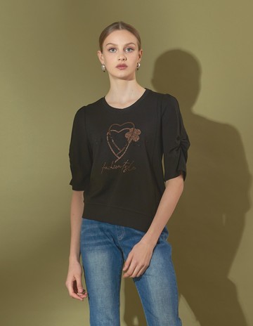 ★【喜芝梅】璀璨金夜 閃亮愛心圖案寬鬆休閒上衣(黑色；M-2L) 224130050