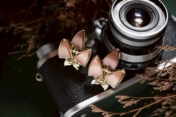 【老飾品/西洋老件】VINTAGE粉橘色眩光花型古著夾式耳環