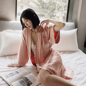 附贈同款髮圈 Midnight 柔絲寧夜緞面睡袍附綁帶-蜜桃粉色