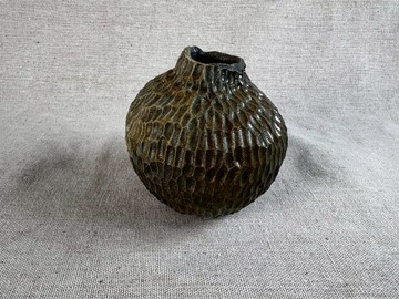 手捏刮花柴燒圓瓶