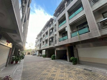 近鳳山車站.鳳凰麗景社區型雙車庫透天.可做孝親房｜高雄市鳳山區建國路二段