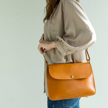 【 栃木皮革 附蓋斜背包 -original- 】 皮革 包包 側背包 側肩包 祭典露營 戶外活動 HG03K