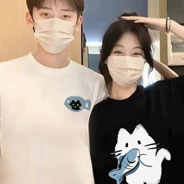 S~XL 貓抱小魚 純棉 短T 情侶T【Y1177】MIT 情侶裝 短袖T恤 班服 加大尺碼 男女可穿 可單買 配對情侶