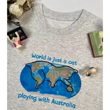 創意貓咪T恤🐈World Is A Cat Playing 創意英文印花落肩短袖T恤 純棉舒適百搭情侶裝 男女同款上衣