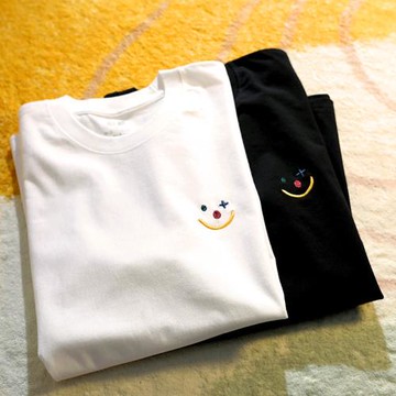 Upch 惟一不變的是小丑微笑 簡約刺繡短袖純棉學生t恤情侶男女生