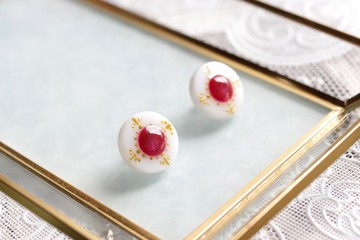 樹脂藝術 圓形耳環・紅寶石紅的寶石