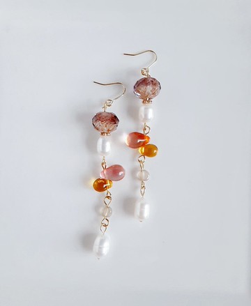 優雅淡水珍珠垂墜，飽滿水滴珠與蜻蜓珠長款耳環，日落橘色。可更換為抗過敏耳針或耳夾。生日禮物 珍珠
