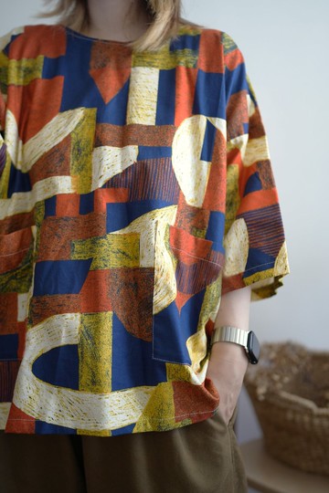 磚紅濃藍畫筆有袖四方衣