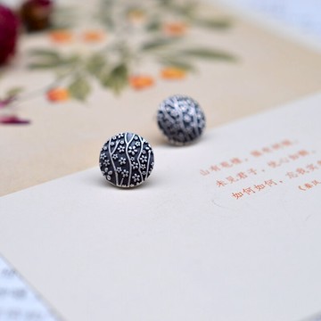 925純銀做舊圓形梅花浮雕花紋耳釘耳釘配禮盒 1入