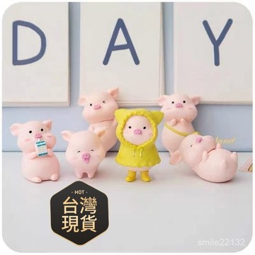 臺灣🚍8H出🉑新款網紅雨衣豬喝牛奶小豬微景觀裝飾小擺件生日禮物治癒係小擺件 創意軟膠雨衣豬鑰匙圈潮酷豬豬掛件活動小禮物批
