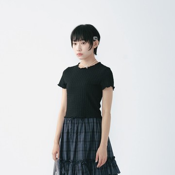 QUEENSHOP_S 女裝 短袖 立體緹花紋理木耳邊短版短袖上衣-黑S/M 現+預 【01099808】