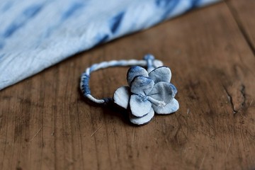 春秋手縫 | 植物染 扎染 草木染 | 藍染棉布手縫 花朵 手繩 包掛