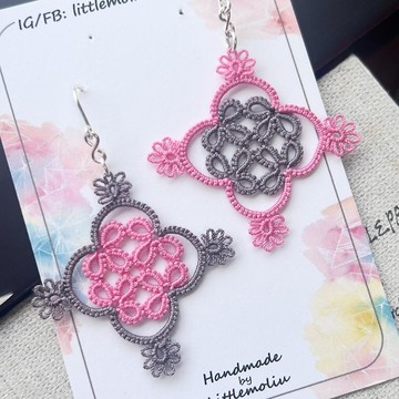 │Littlemoliu│手工梭編 - 拼色海棠花圖案耳環 - 玫紅 + 碳灰