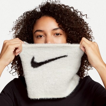 【NIKE耐吉】PLUSH KNIT白色絨毛頸套寬版毛絨溫暖脖圍時尚圍脖冬天寒流必備保暖蓄熱升溫腳踏車慢跑步健身(N1008869110OS/FV6110110) 告白禮物 女友禮物 情侶禮物
