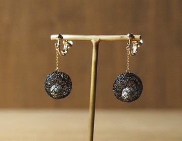 Hirari 線球珍珠耳夾黑