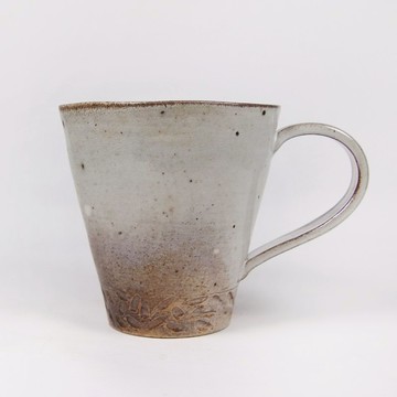 明芽窯 l 柴燒灰釉鐵斑刻紋多角馬克杯 H