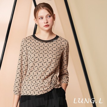 LUNG.L林佳樺 卡其色滿版印花下擺扭結七分袖女裝上衣LR13A