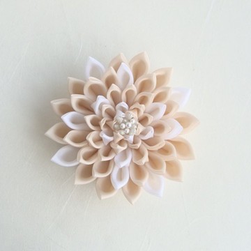 つまみ細工 大麗花 胸針 米色