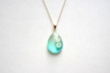 樹脂藝術 滴形墜飾・如風中之羽