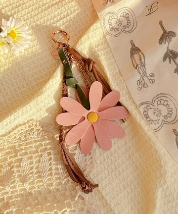 【KINAZ】滿2500折200★雛菊皮革編織飾帶鍊圈圓牌吊飾-晨粉-小美好系列(BC96492-09)