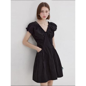 (免運)法式黑色泡泡袖V領連衣裙女夏新款短袖收腰褶皺顯瘦氣質長款裙子
