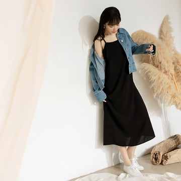 OB嚴選 素面後V領設計細肩帶長洋裝 《DA10630》