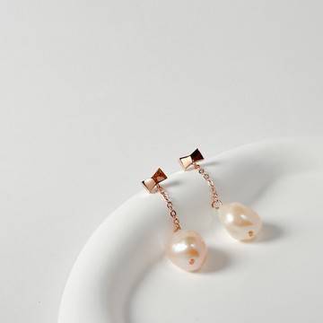 玫瑰金色天然珍珠耳環/輕珠寶 蝴蝶結 垂墜耳環 針式耳環