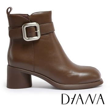 DIANA 率性皮帶大方釦真皮粗跟短靴 咖啡 #54922