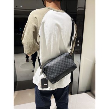 三盒子休閑格紋斜挎包男士單肩包棋盤格方形商務包青年潮流手拿包