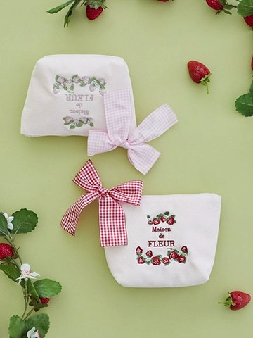 可口草莓圖案刺繡格紋絲帶迷你收納包(08001299300) - Maison de FLEUR