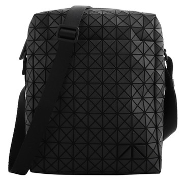 ISSEY MIYAKE  BAOBAO 幾何方格小方格直式斜背包(霧面黑)