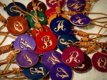 手工雕刻字母鑰匙扣丨支持客製化訂製 送禮好物