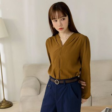 OB嚴選中大尺碼-V領造型門襟抽皺長袖上衣《AB17957》