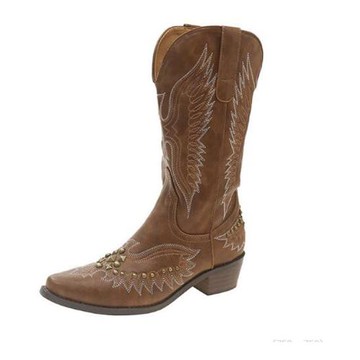 Taroko 復古鉚釘V口刺繡尖頭低跟中筒靴(棕色)