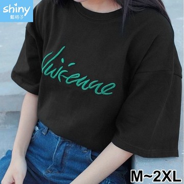 【V2560】shiny藍格子-輕閑甜氛．字母圓領寬鬆中長袖上衣