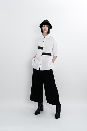 膠印不對稱幾何。白色亞麻襯衫。春夏 | Ysanne