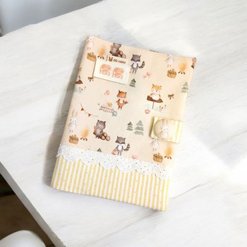 免費繡名字。營火動物。寶寶手冊布書衣