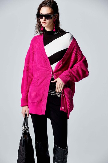 超亮粉組織變化中長版針織外套